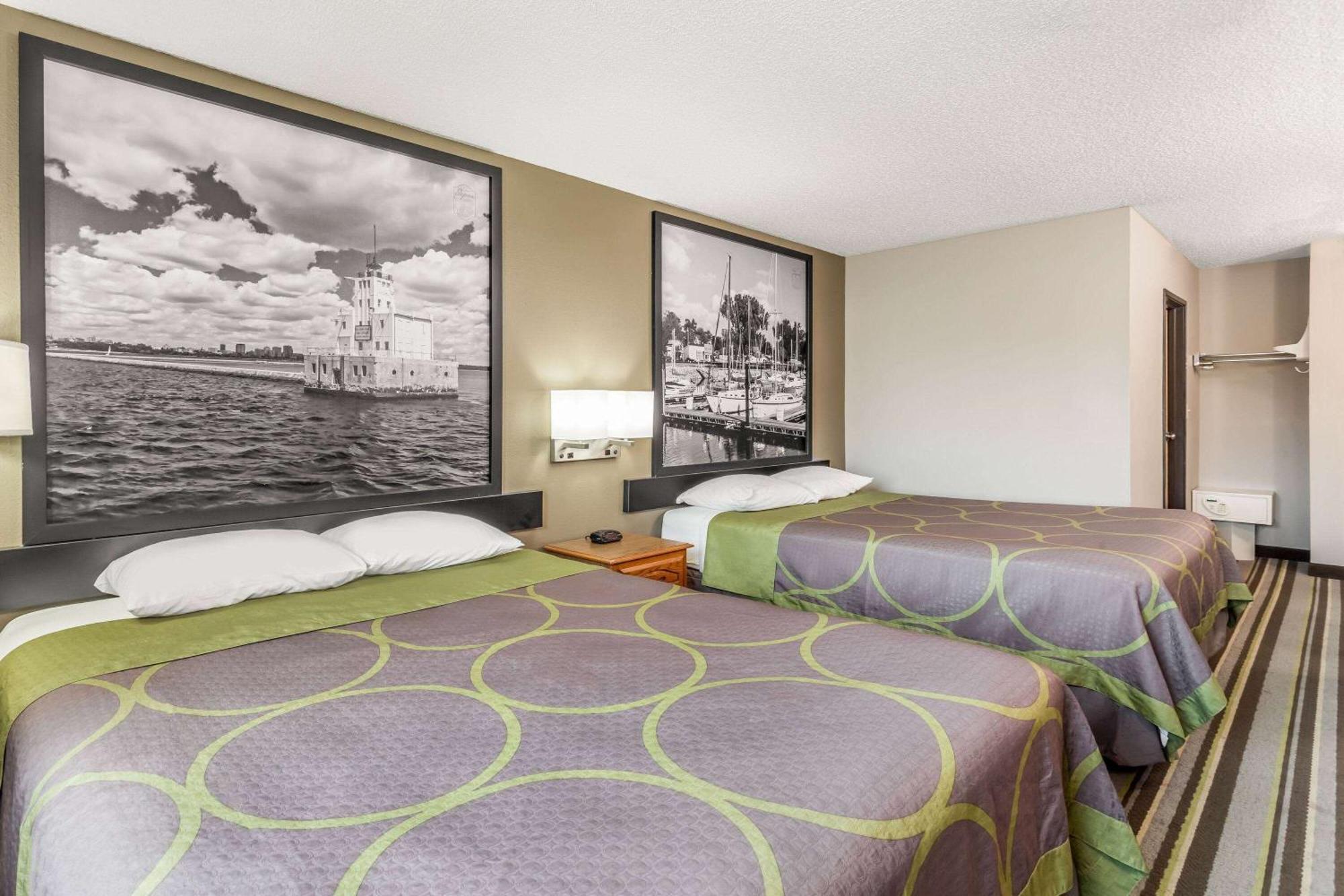 Super 8 By Wyndham Green Bay Near Stadium Extérieur photo